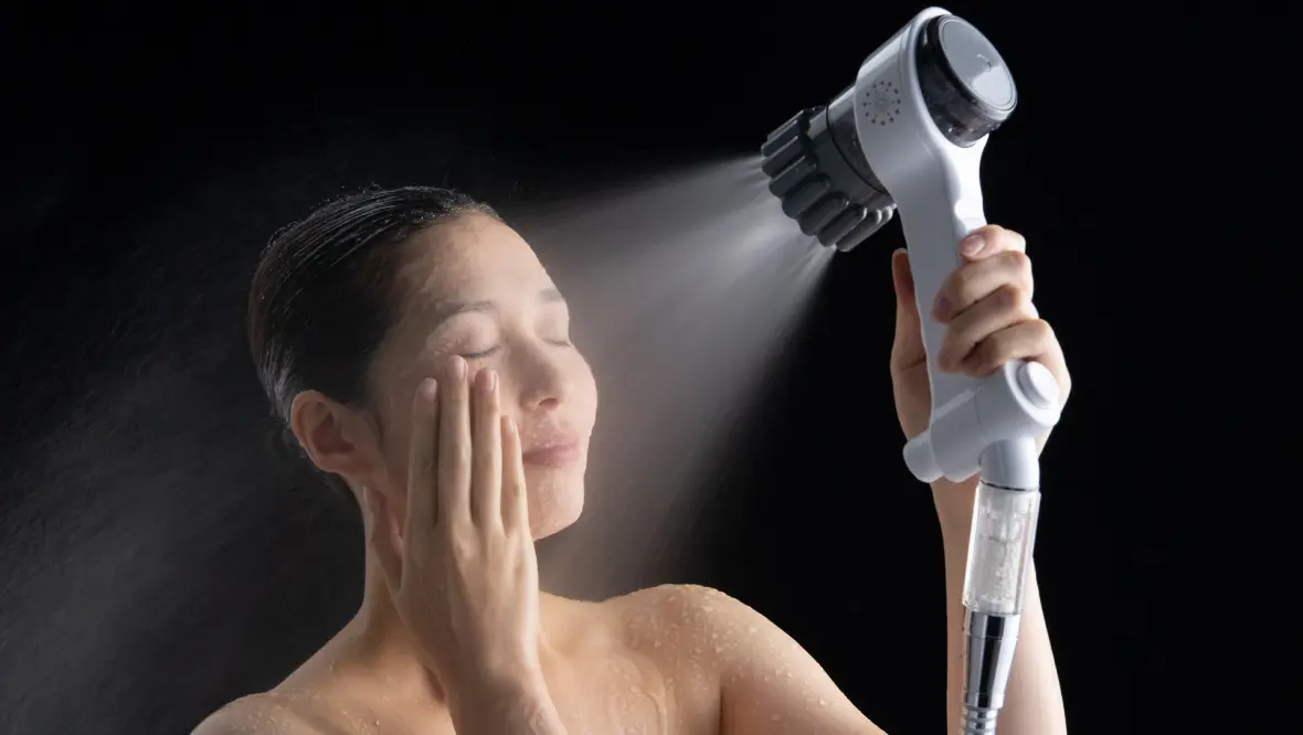 女性がミラブルシャワーをお顔に浴びている