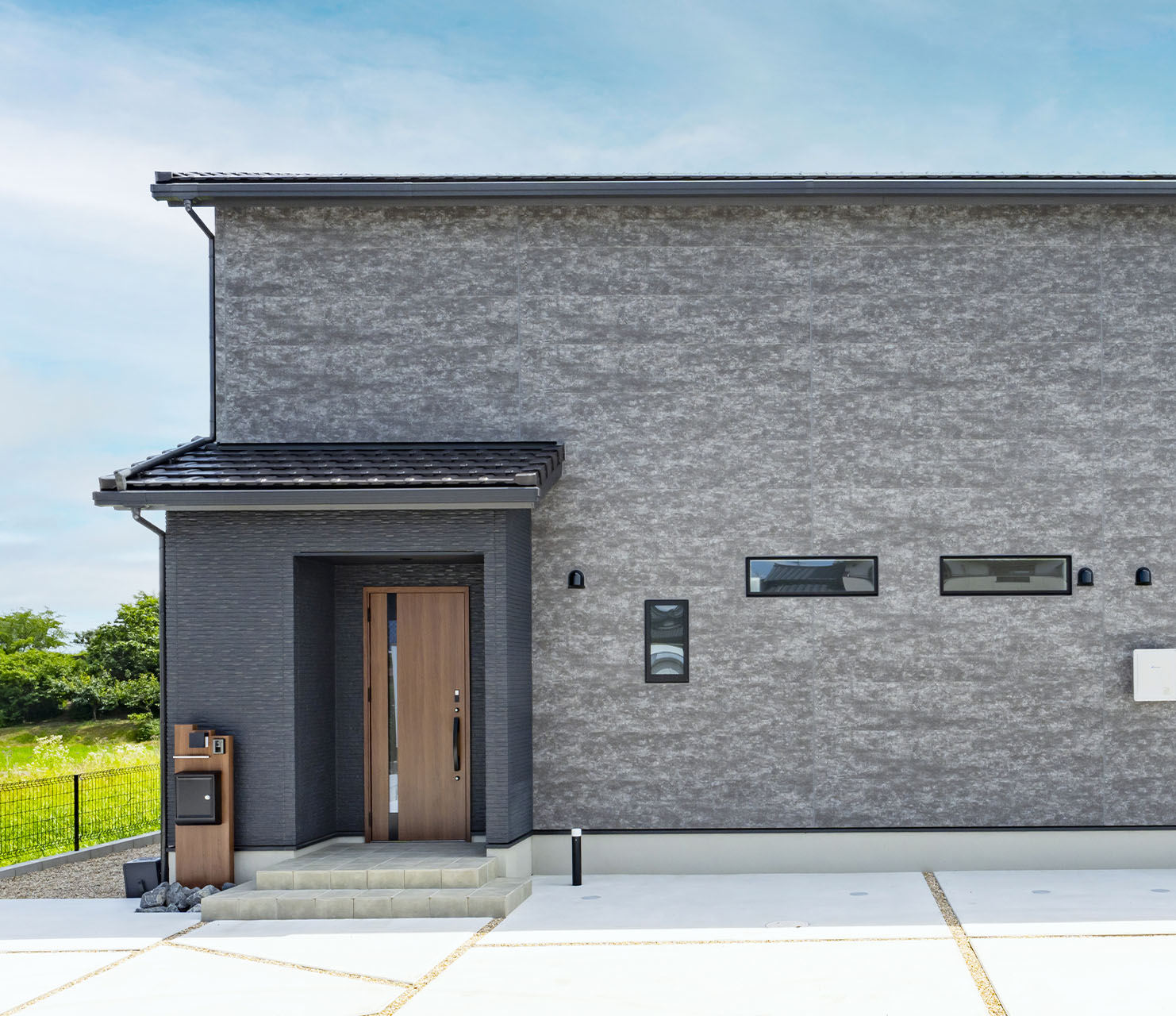 アイキャッチ画像：開放感のある広々LDKと、3帖×3箇所の収納力！気密性が高く、静かで落ち着いて過ごせる家。