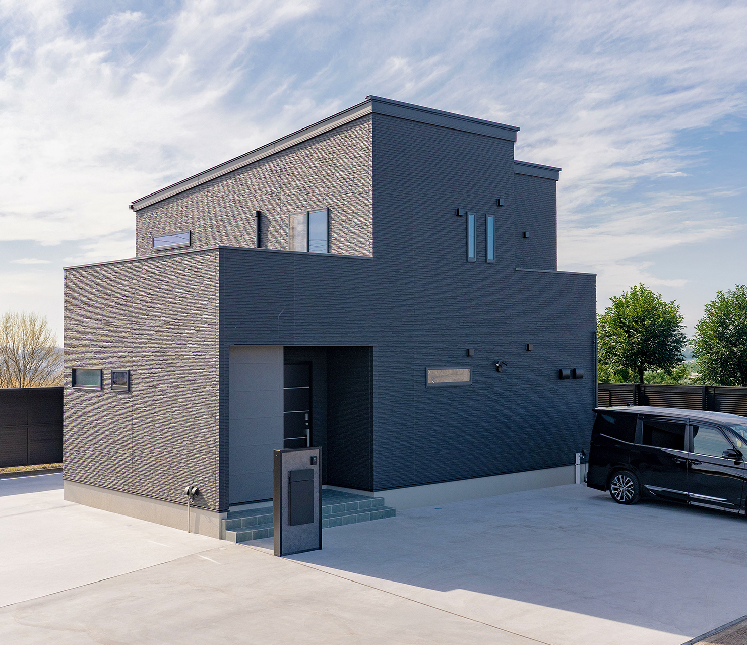 アイキャッチ画像:ダイナミックな吹き抜け階段のある、モノトーンのお家。