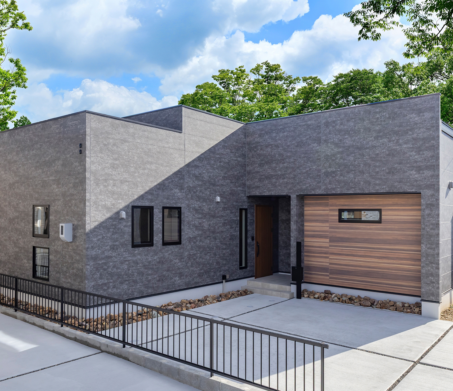 アイキャッチ画像：人気の高い平屋、お洒落で暮らしやすい高機能住宅。