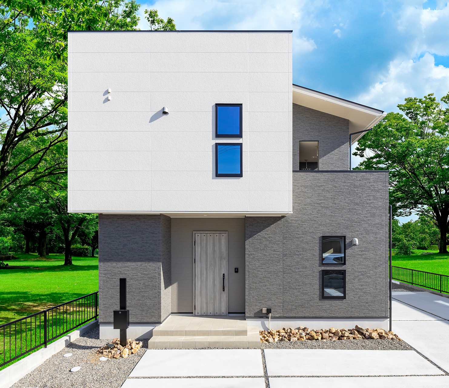 アイキャッチ画像：機能的な間取りや家事動線。収納にもこだわったモダンな家。