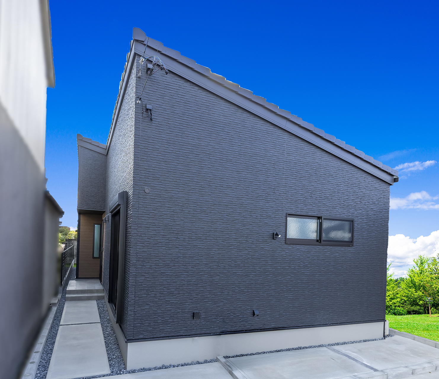 アイキャッチ画像：プライバシーと開放感を両立した温かな住まい。