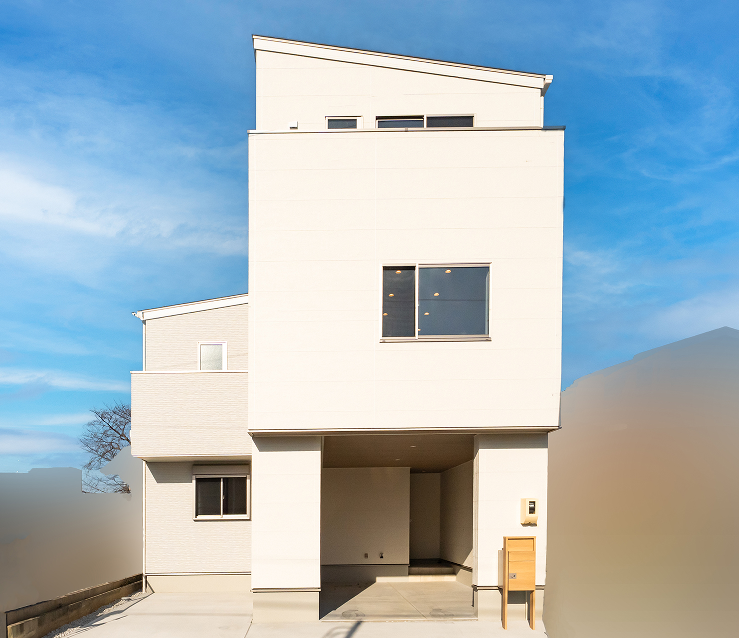 アイキャッチ画像：明るい光と温もりに包まれる、家族想いの3階建ガレージハウス